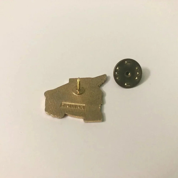 Wendys  Restaurant Urgency Enamel Pin Lapel - Picture 4 of 9